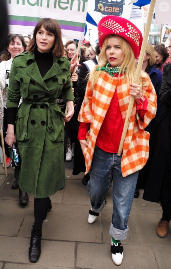 Gemma Arterton et Paloma Faith lors de la marche "CARE International's Walk In Her Shoes" à Londres, le 8 mars 2015 à l'occasion de la Journée Internationale des Femmes.