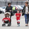 Coleen Rooney, accompagnée de ses enfants Kai et Klay arrive au stade d'Old Trafford à Manchester avant la rencontre face à Tottenham, avec sa mère Colette McLoughlin, le 15 mars 2015