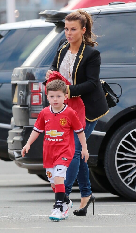 Coleen Rooney, accompagnée et son fils Kai au stade d'Old Trafford à Manchester avant la rencontre face à Tottenham, le 15 mars 2015
