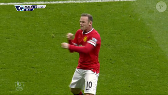 Wayne Rooney célèbre son but face à Tottenham en simulant un match de boxe et un KO, le 15 mars 2015