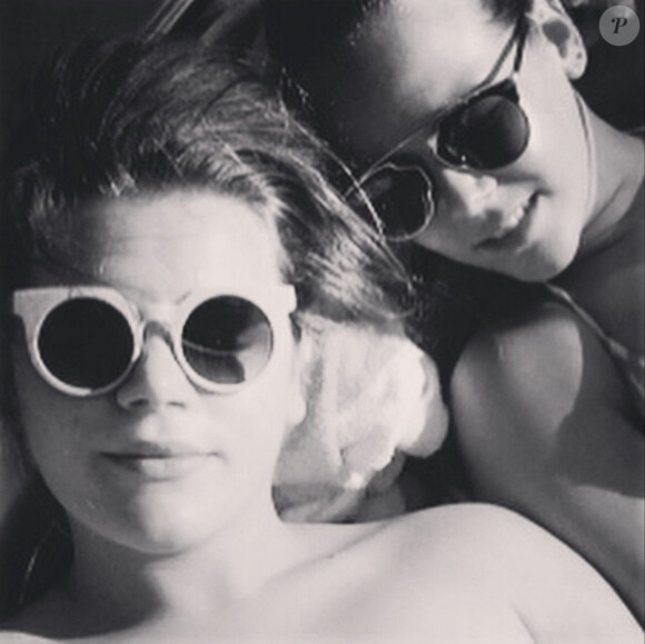 Pauline Ducruet et sa demi-soeur Camille Gottlieb, en mode sister love. Photo publiée sur Instagram le 3 mars 2015.