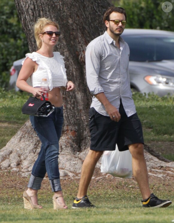 Britney Spears assiste au match de football de ses fils en compagnie de son petit ami Charlie Ebersol à Calabasas le 15 mars 2015.