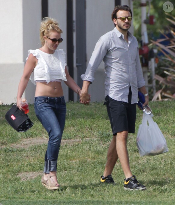 Britney Spears assiste au match de football de ses fils en compagnie de son petit ami Charlie Ebersol à Calabasas le 15 mars 2015.