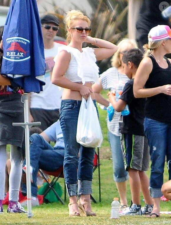 Britney Spears assiste au match de football de ses fils en compagnie de son petit ami Charlie Ebersol à Calabasas le 15 mars 2015.