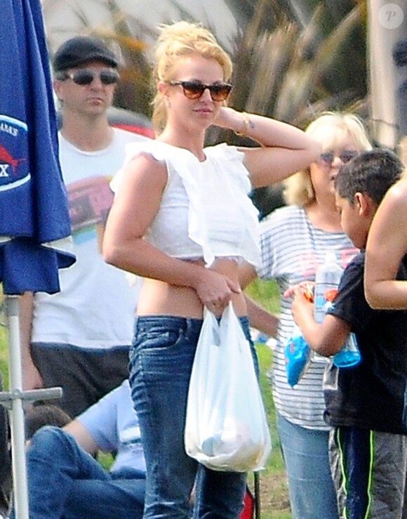 Britney Spears assiste au match de football de ses fils en compagnie de son petit ami Charlie Ebersol à Calabasas le 15 mars 2015.