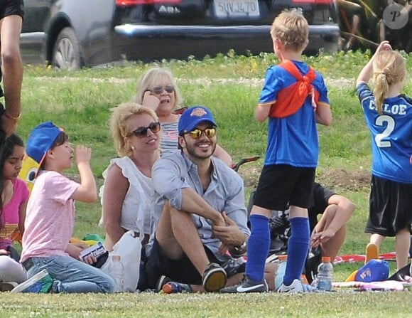 Britney Spears, accompagnée de ses fils Sean Preston et Jayden James et de son petit ami Charlie Ebersol à Calabasas, le 15 mars 2015.
