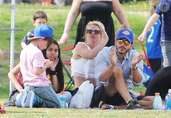La chanteuse Britney Spears, accompagnée de ses fils Sean Preston et Jayden James et de son petit ami Charlie Ebersol à Calabasas, le 15 mars 2015.