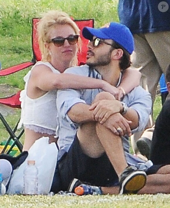 Britney Spears assiste au match de football de ses fils en compagnie de son petit ami Charlie Ebersol à Calabasas le 15 mars 2015.