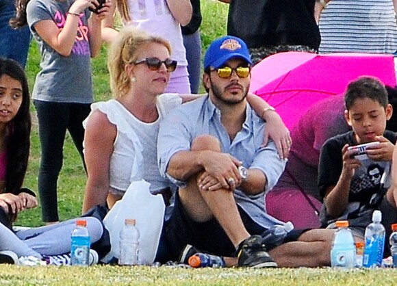 Britney Spears assiste au match de football de ses fils en compagnie de son petit ami Charlie Ebersol à Calabasas le 15 mars 2015.
