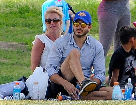 Britney Spears assiste au match de football de ses fils en compagnie de son petit ami Charlie Ebersol à Calabasas le 15 mars 2015.
