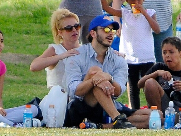 Britney Spears assiste au match de football de ses fils en compagnie de son petit ami Charlie Ebersol à Calabasas le 15 mars 2015.