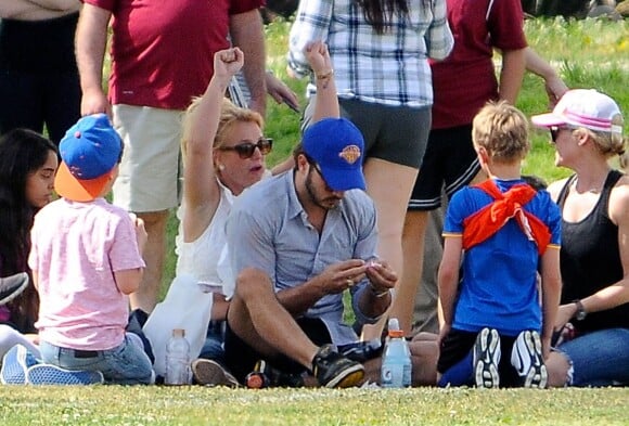 Britney Spears, accompagnée de ses fils Sean Preston et Jayden James et de son petit ami Charlie Ebersol à Calabasas, le 15 mars 2015.