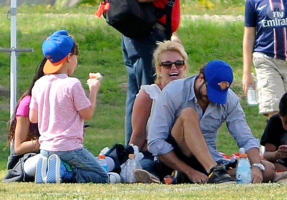 Britney Spears, accompagnée de ses fils Sean Preston et Jayden James et de son petit ami Charlie Ebersol à Calabasas, le 15 mars 2015.