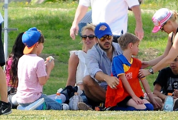 Britney Spears, accompagnée de ses fils Sean Preston et Jayden James et de son petit ami Charlie Ebersol à Calabasas, le 15 mars 2015.