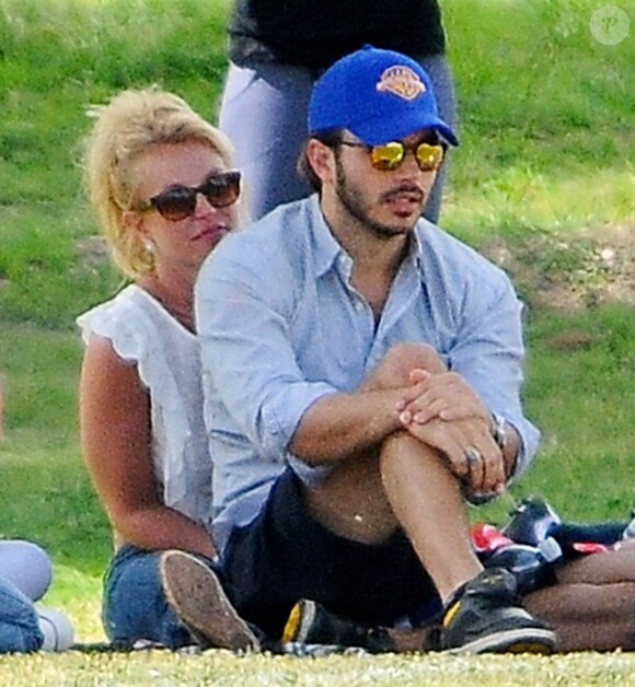 Britney Spears assiste au match de football de ses fils en compagnie de son petit ami Charlie Ebersol à Calabasas le 15 mars 2015.