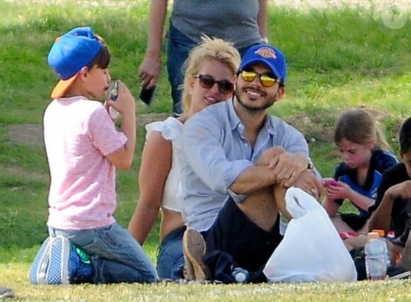 Britney Spears, accompagnée de ses fils Sean Preston et Jayden James et de son petit ami Charlie Ebersol à Calabasas, le 15 mars 2015.