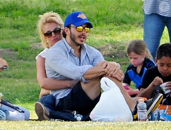 Britney Spears assiste au match de football de ses fils en compagnie de son petit ami Charlie Ebersol à Calabasas le 15 mars 2015.