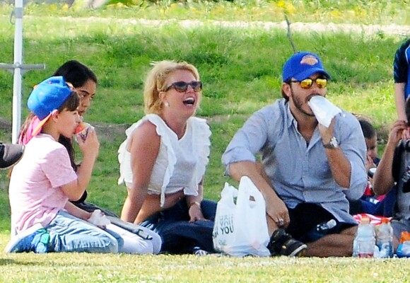 Britney Spears, accompagnée de ses fils Sean Preston et Jayden James et de son petit ami Charlie Ebersol à Calabasas, le 15 mars 2015.