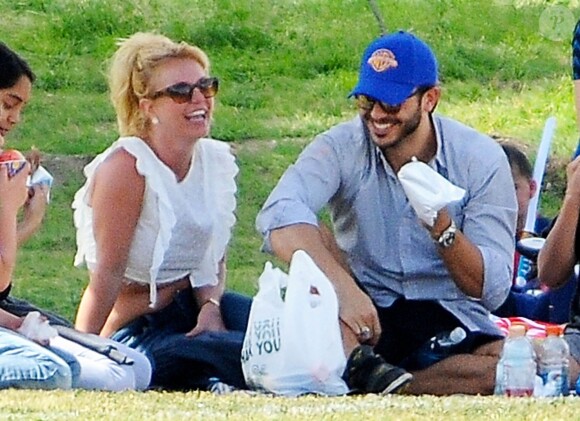 Britney Spears assiste au match de football de ses fils en compagnie de son petit ami Charlie Ebersol à Calabasas le 15 mars 2015.