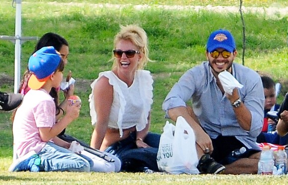 Britney Spears, accompagnée de ses fils Sean Preston et Jayden James et de son petit ami Charlie Ebersol à Calabasas, le 15 mars 2015.