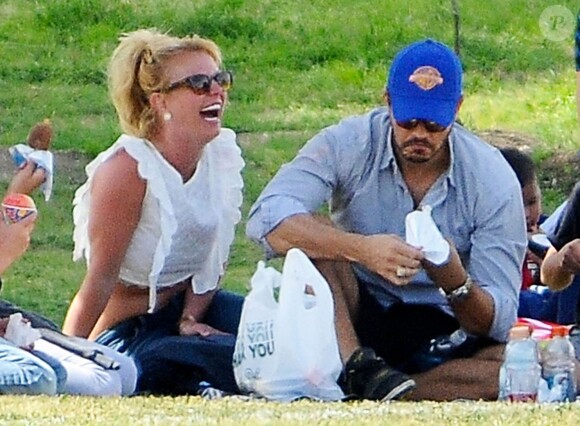 Britney Spears assiste au match de football de ses fils en compagnie de son petit ami Charlie Ebersol à Calabasas le 15 mars 2015.