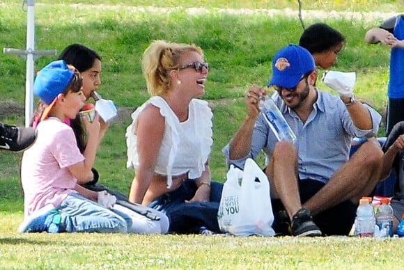 Britney Spears, accompagnée de ses fils Sean Preston et Jayden James et de son petit ami Charlie Ebersol à Calabasas, le 15 mars 2015.