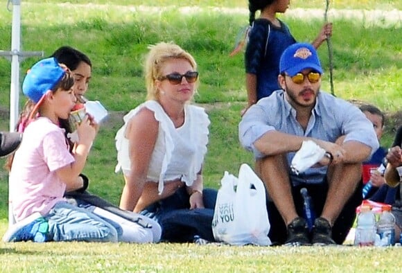 Britney Spears, accompagnée de ses fils Sean Preston et Jayden James et de son petit ami Charlie Ebersol à Calabasas, le 15 mars 2015.