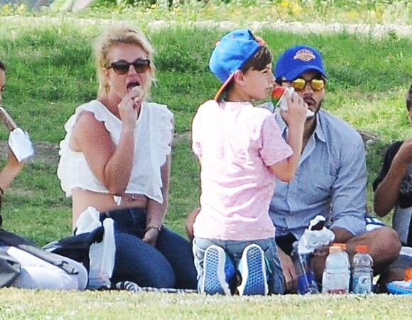 Britney Spears, accompagnée de ses fils Sean Preston et Jayden James et de son petit ami Charlie Ebersol à Calabasas, le 15 mars 2015.