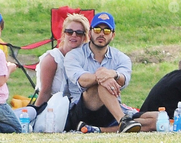 Britney Spears assiste au match de football de ses fils en compagnie de son petit ami Charlie Ebersol à Calabasas le 15 mars 2015.