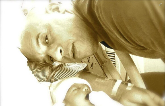Vin Diesel a posté une photo de son nouveau-né le 16 mars 2015 sur Facebook