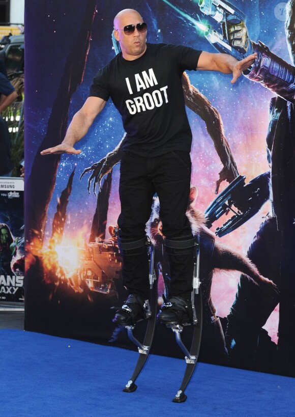 Vin Diesel sur des échasses lors de la première du film "Les Gardiens de la Galaxie" (Guardians of the Galaxy) au cinéma The Empire, Leicester Square à Londres, le 24 juillet 2014.