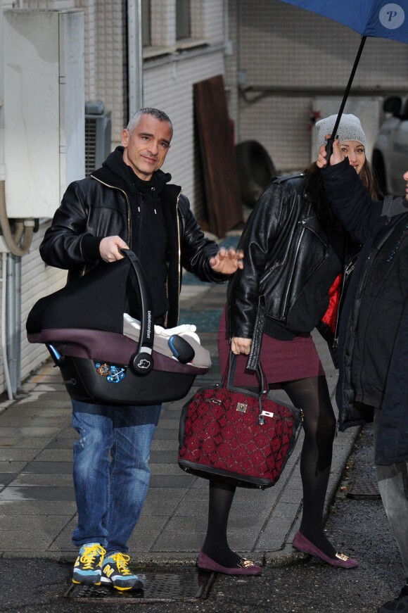 Eros Ramazzotti et sa femme Marica Pellegrinelli quittent la maternité avec leur fils Gabrio Tullio à Rome en Italie le 16 mars 2015.