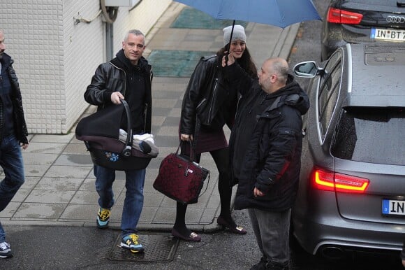 Eros Ramazzotti et sa femme Marica Pellegrinelli quittent la maternité avec leur fils Gabrio Tullio à Rome en Italie le 16 mars 2015.