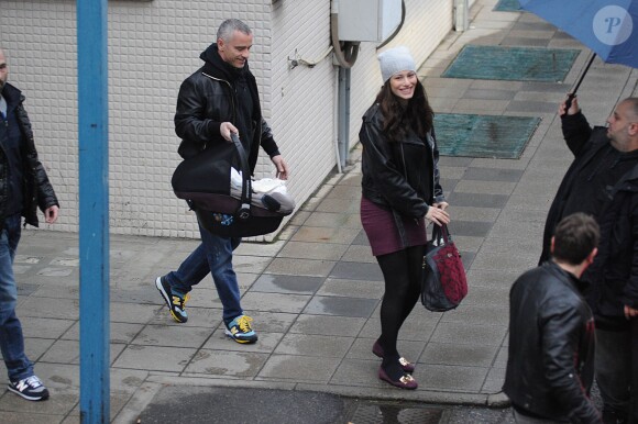 Eros Ramazzotti et sa femme Marica Pellegrinelli quittent la maternité avec leur fils Gabrio Tullio à Rome en Italie le 16 mars 2015.