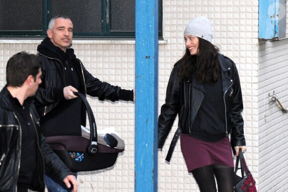 Eros Ramazzotti et sa femme Marica Pellegrinelli quittent la maternité avec leur fils Gabrio Tullio à Rome en Italie le 16 mars 2015.