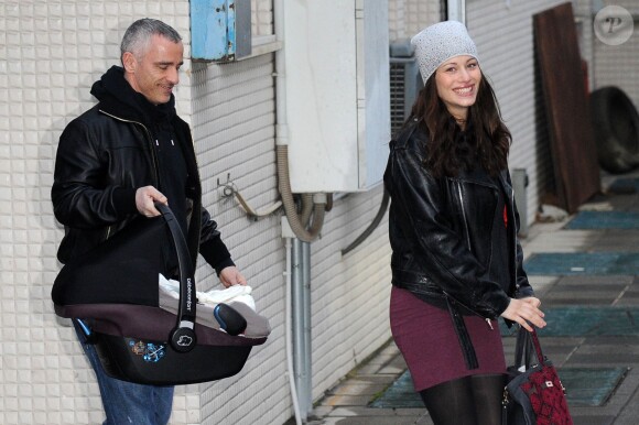 Eros Ramazzotti et sa femme Marica Pellegrinelli quittent la maternité avec leur fils Gabrio Tullio à Rome en Italie le 16 mars 2015.