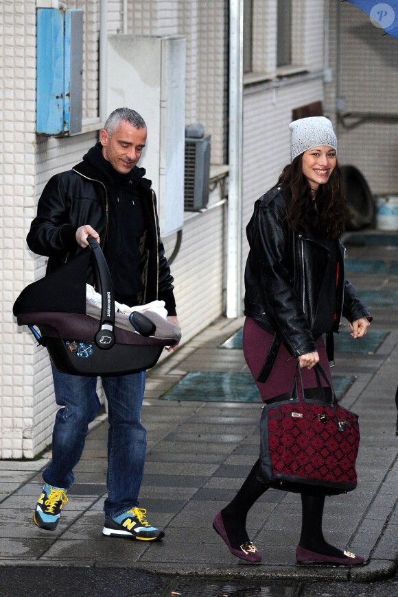 Eros Ramazzotti et sa femme Marica Pellegrinelli quittent la maternité avec leur fils Gabrio Tullio à Rome en Italie le 16 mars 2015.
