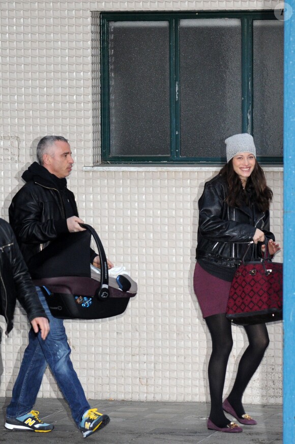 Eros Ramazzotti et sa femme Marica Pellegrinelli quittent la maternité avec leur fils Gabrio Tullio à Rome en Italie le 16 mars 2015.