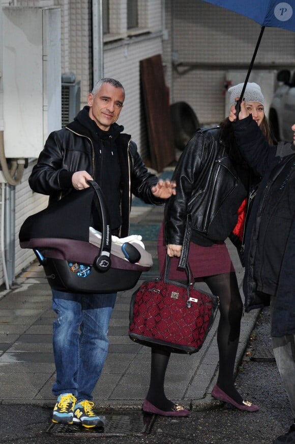 Eros Ramazzotti et sa femme Marica Pellegrinelli quittent la maternité avec leur fils Gabrio Tullio à Rome en Italie le 16 mars 2015.
