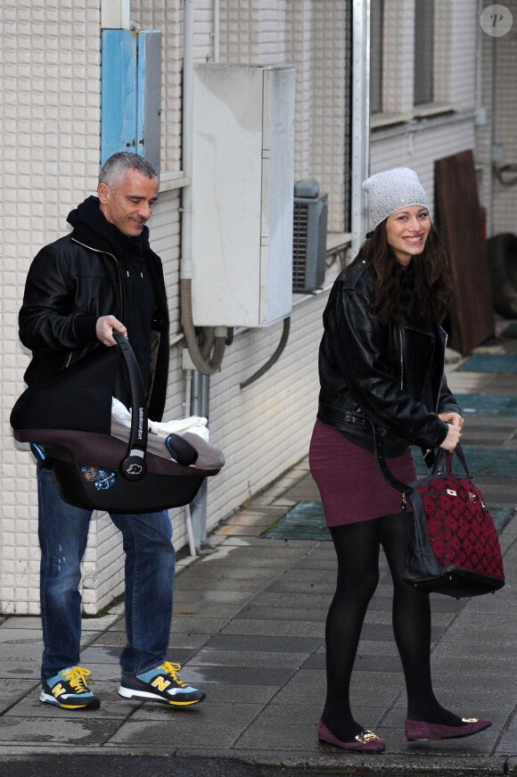 Eros Ramazzotti et sa femme Marica Pellegrinelli quittent la maternité avec leur fils Gabrio Tullio à Rome en Italie le 16 mars 2015.
