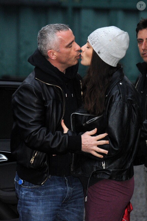 Eros Ramazzotti et sa femme Marica Pellegrinelli s'embrassent en quittant la maternité avec leur fils Gabrio Tullio, à Rome, le 16 mars 2015.