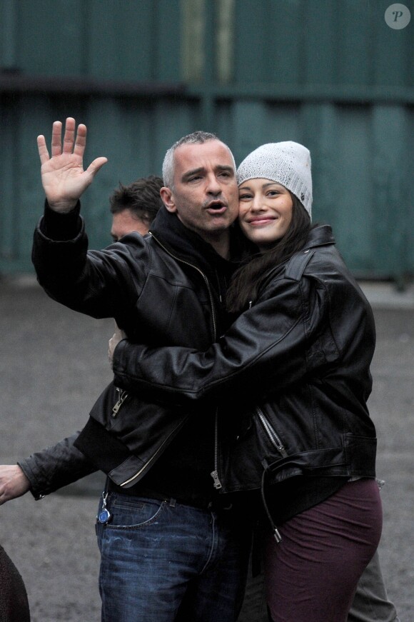 Eros Ramazzotti et sa femme Marica Pellegrinelli s'embrassent en quittant la maternité avec leur fils Gabrio Tullio, à Rome, le 16 mars 2015.
