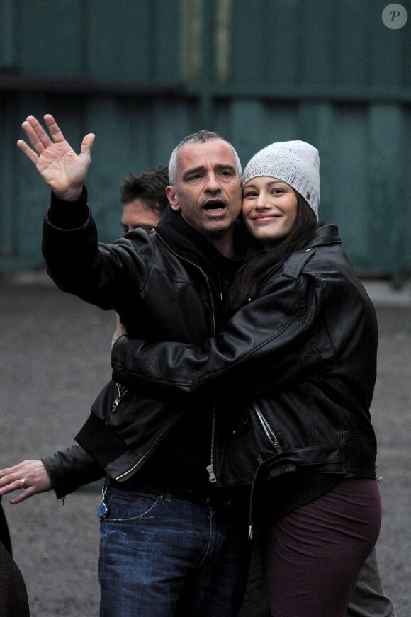 Eros Ramazzotti et sa femme Marica Pellegrinelli s'embrassent en quittant la maternité avec leur fils Gabrio Tullio, à Rome, le 16 mars 2015.