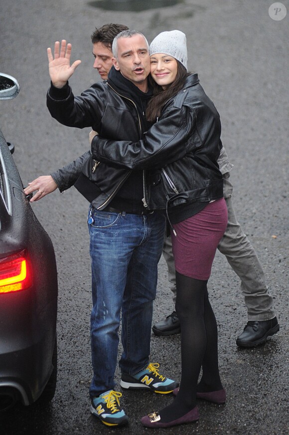 Eros Ramazzotti et sa femme Marica Pellegrinelli s'embrassent en quittant la maternité avec leur fils Gabrio Tullio, à Rome, le 16 mars 2015.