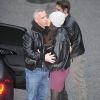 Eros Ramazzotti et sa femme Marica Pellegrinelli s'embrassent en quittant la maternité avec leur fils Gabrio Tullio, à Rome, le 16 mars 2015.