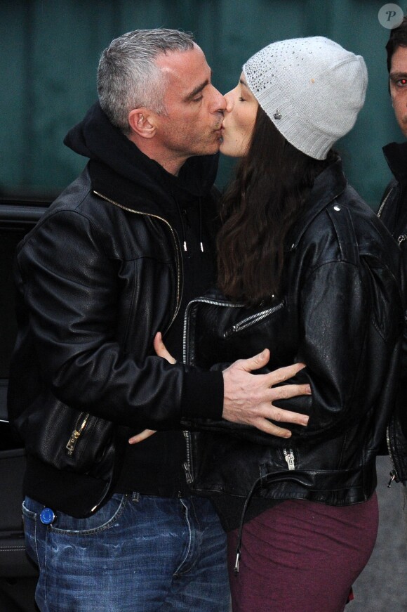 Eros Ramazzotti et sa femme Marica Pellegrinelli s'embrassent en quittant la maternité avec leur fils Gabrio Tullio, à Rome, le 16 mars 2015.