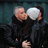 Eros Ramazzotti et sa femme Marica Pellegrinelli s'embrassent en quittant la maternité avec leur fils Gabrio Tullio, à Rome, le 16 mars 2015.