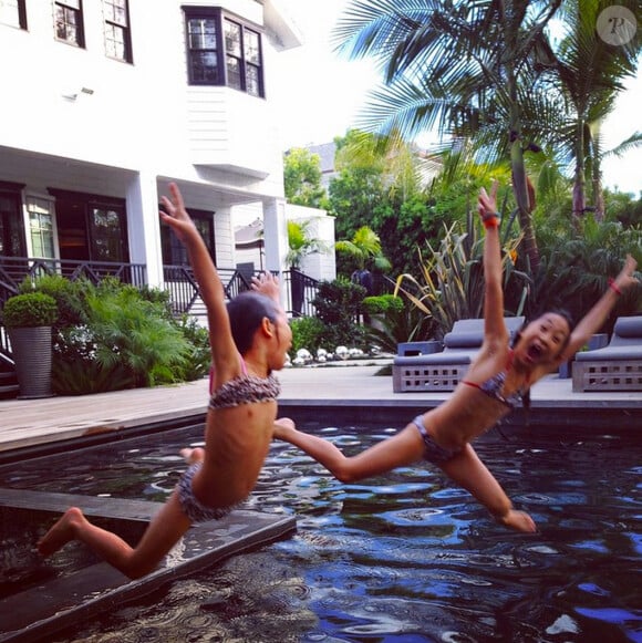 Jade et Joy jouant dans la piscine de leurs parents, Laeticia et Johnny Hallyday, à Los Angeles, dimanche 15 mars 2015