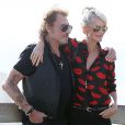 Johnny Hallyday et sa femme Laeticia, en chemisette tout en transparence, sont allés se promener en moto aux alentours de Los Angeles. Le couple a déjeuné en amoureux chez "Blue Plate" à Santa Monica, avant de se faire prendre en photo devant la plage de Santa Monica, le 27 septembre 2014.