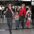 Johnny Hallyday quitte Los Angeles en famille pour rejoindre Paris le 14 octobre 2014. Le rocker était accompagné de sa femme Laeticia, de ses filles Jade et Joy ainsi que la grand-mère de son épouse Eliette et de son chien Santos, le 14 octobre 2014
